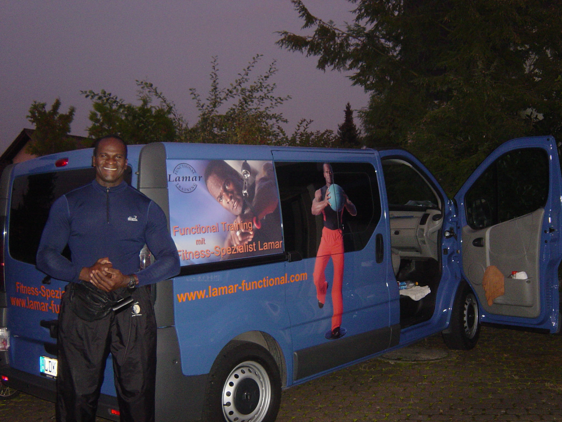 Lamar Lowery vor seinem beschrifteten Functional-Training-Bus